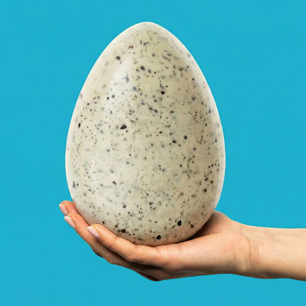 American Uncle Cookies & Cream Easter Egg, white chocolate Easter egg with cocoa cookie crumble, 300 g - Image 4