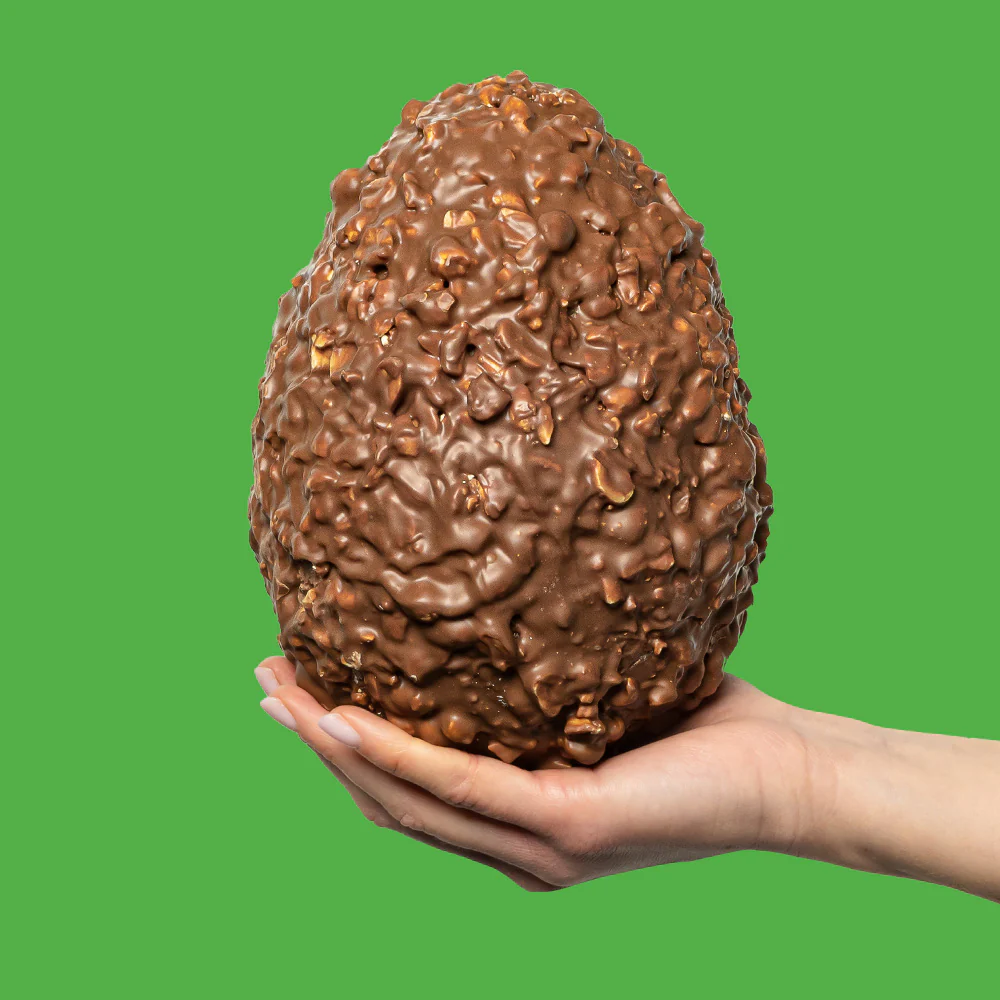 American Uncle Crunchy Peanuts Easter Egg, 600g milk chocolate Easter egg covered with salted roasted peanuts - Image 4